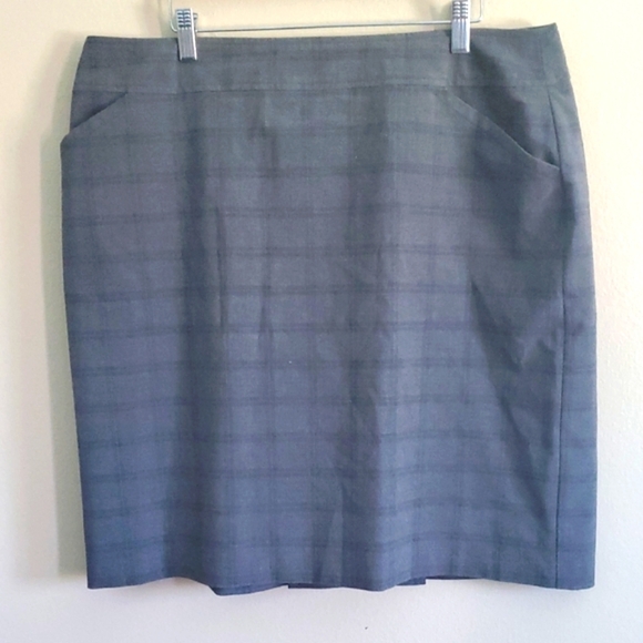 Laura Scott Dresses & Skirts - Laura Scott Charcoal Lined Business Skirt